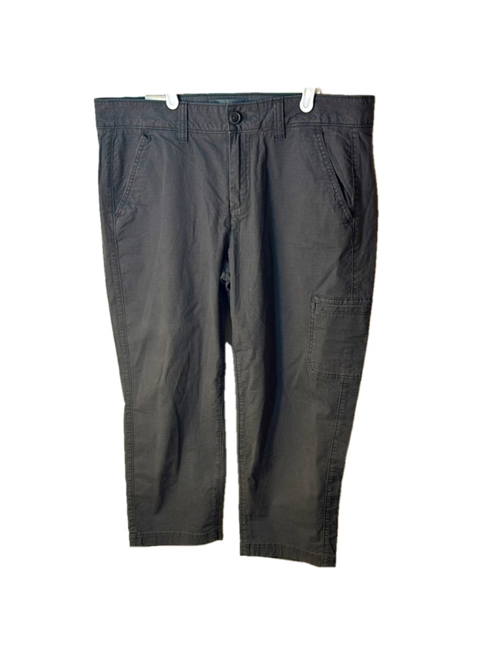 Eddie Bauer women’s slightly curvy mid rise cropped Black Cargo Pants size 14